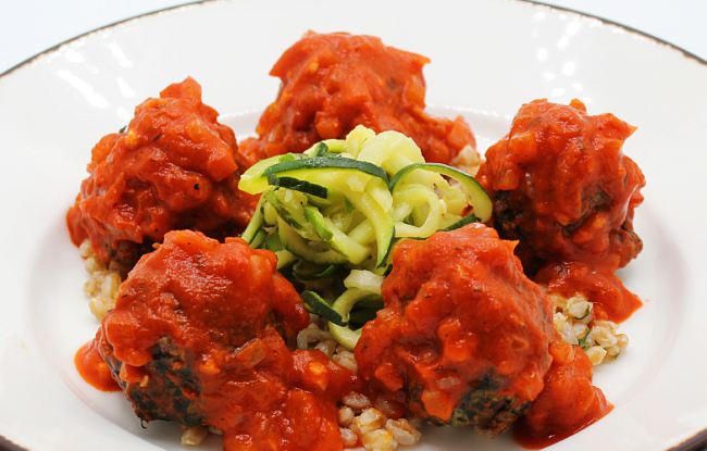 Meatballs with spinach and zoodles