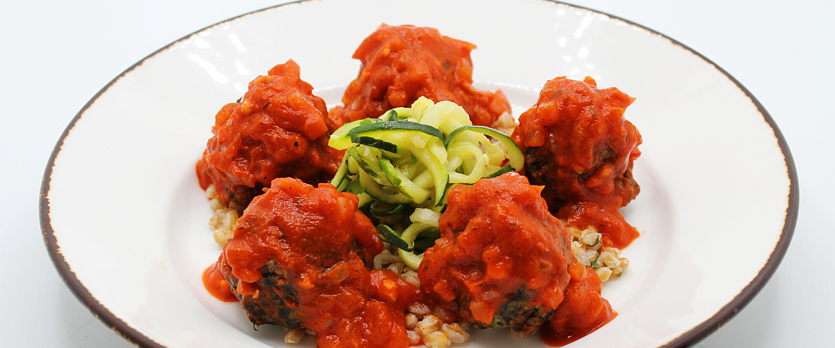 Meatballs with spinach and zoodles