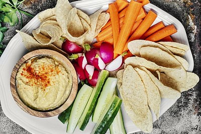 hummus with vegetables and chips
