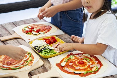 kids making pizza 