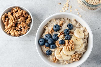 oats with walnuts, berries and banana